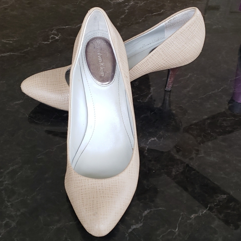 CALVIN Klein Tan "Selene" Pump Textured Leather 8m